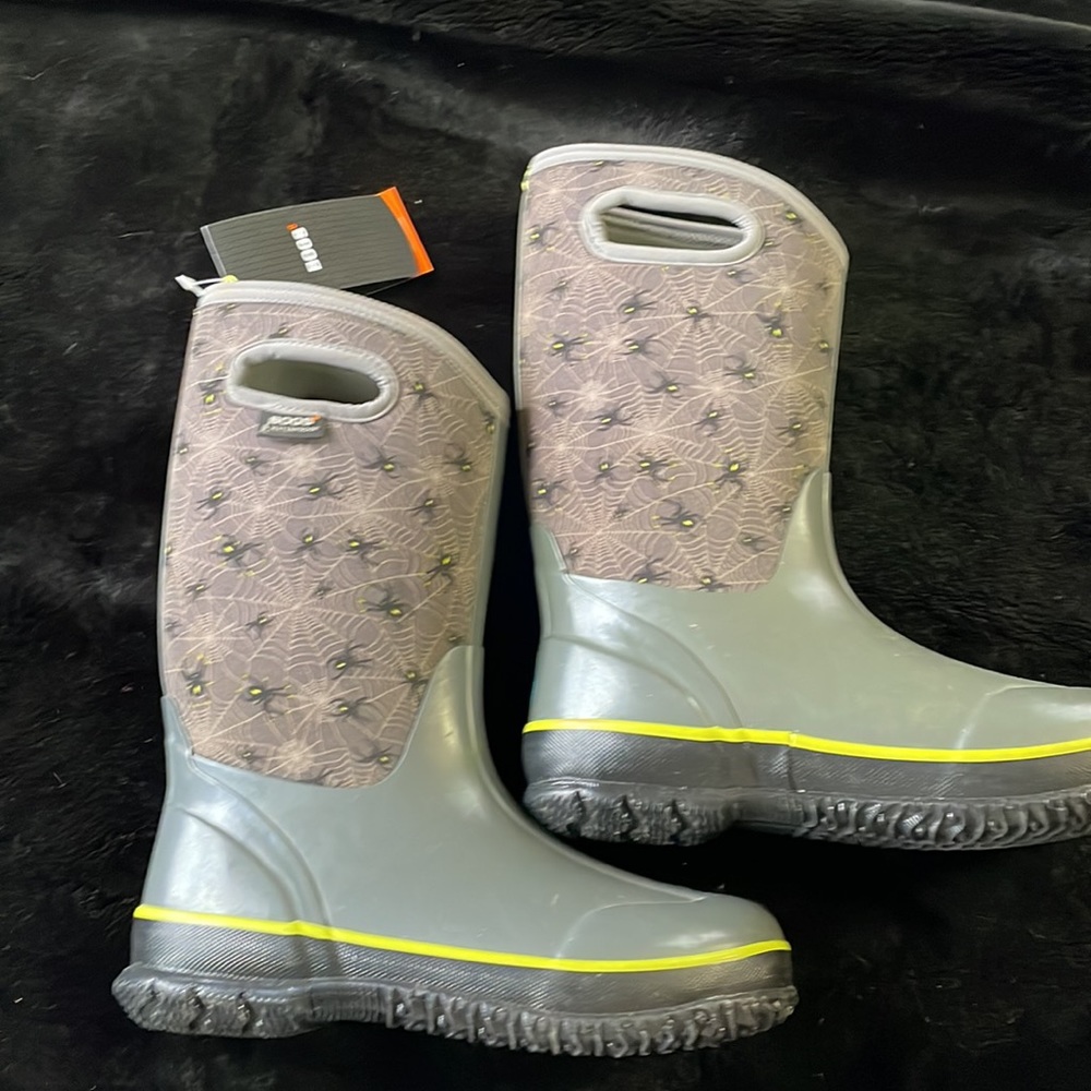 Youth size 6 Bogs NWT